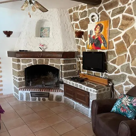 Holiday home Rez De Chaussee De Maison 2 Chambres, Piscine Privee Bains de Caldaniccia